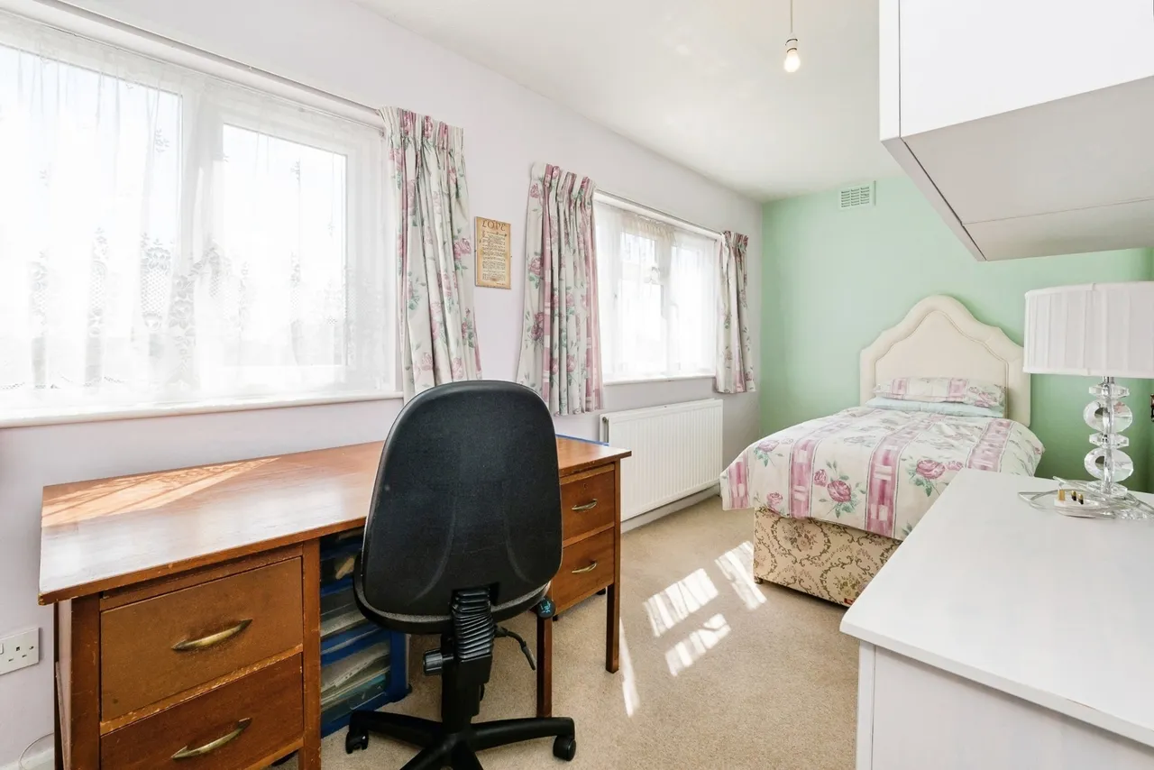 Greenfields Close, Loughton, Essex, IG10, photo 14