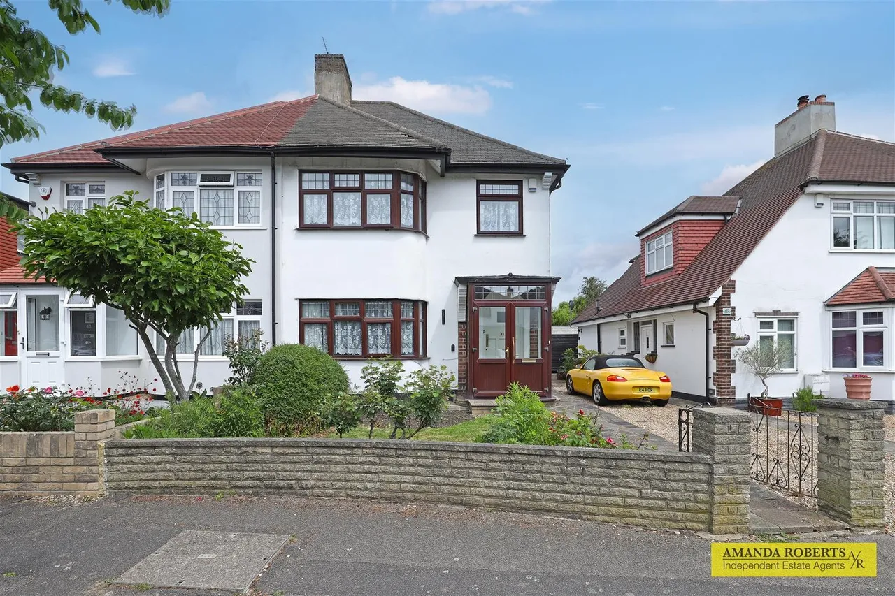 3 bed house for sale — Manor Way, Chingford