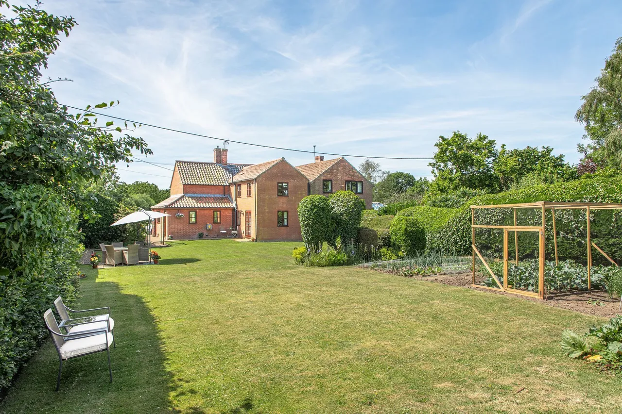 3 bed house for sale, Semi-Detached Character Cottage in Sw