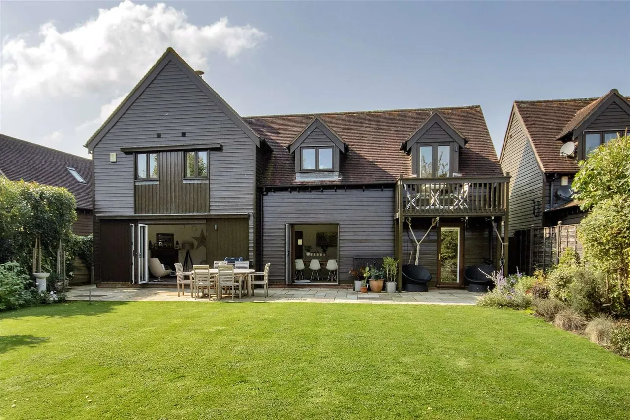 4 bed house for sale — Hildenbrook Farm, Hildenborough, Tonbridge, Kent, TN11 9JN