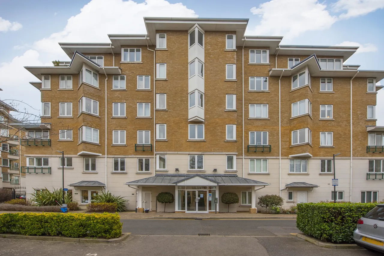 3 bed flat for sale, Strand Drive, Richmond, TW9