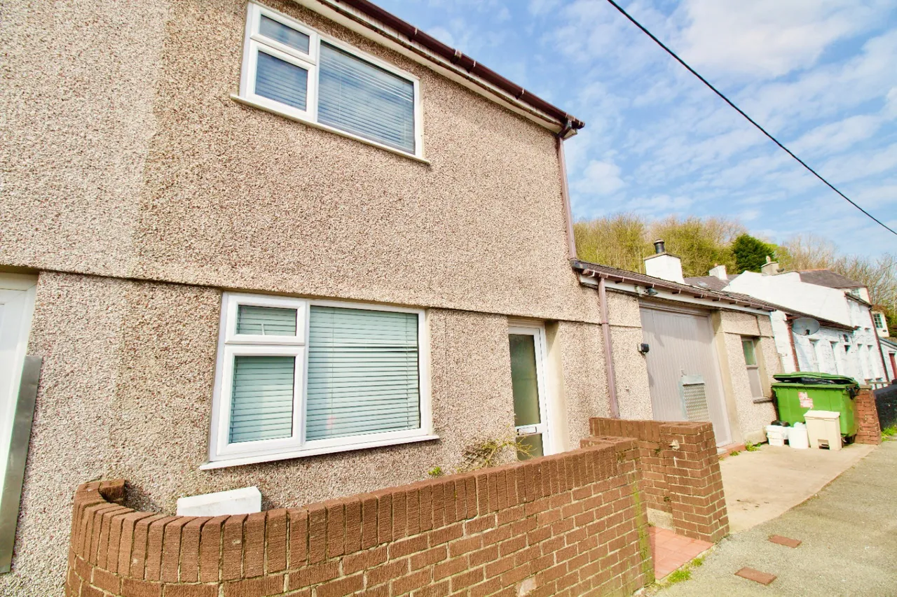 Former Gors Bach Bakery and House, Cwm Y Glo, photo 4