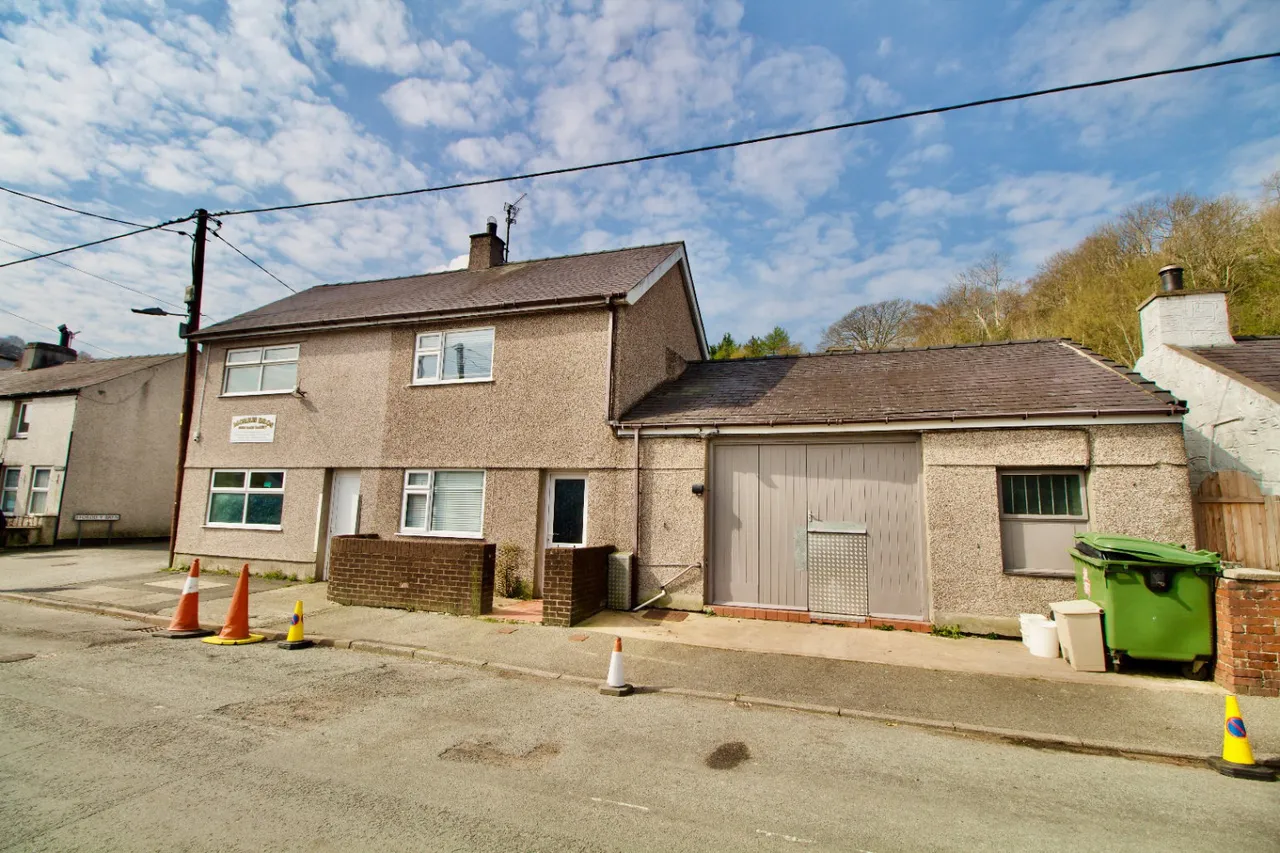 Former Gors Bach Bakery and House, Cwm Y Glo, photo 3