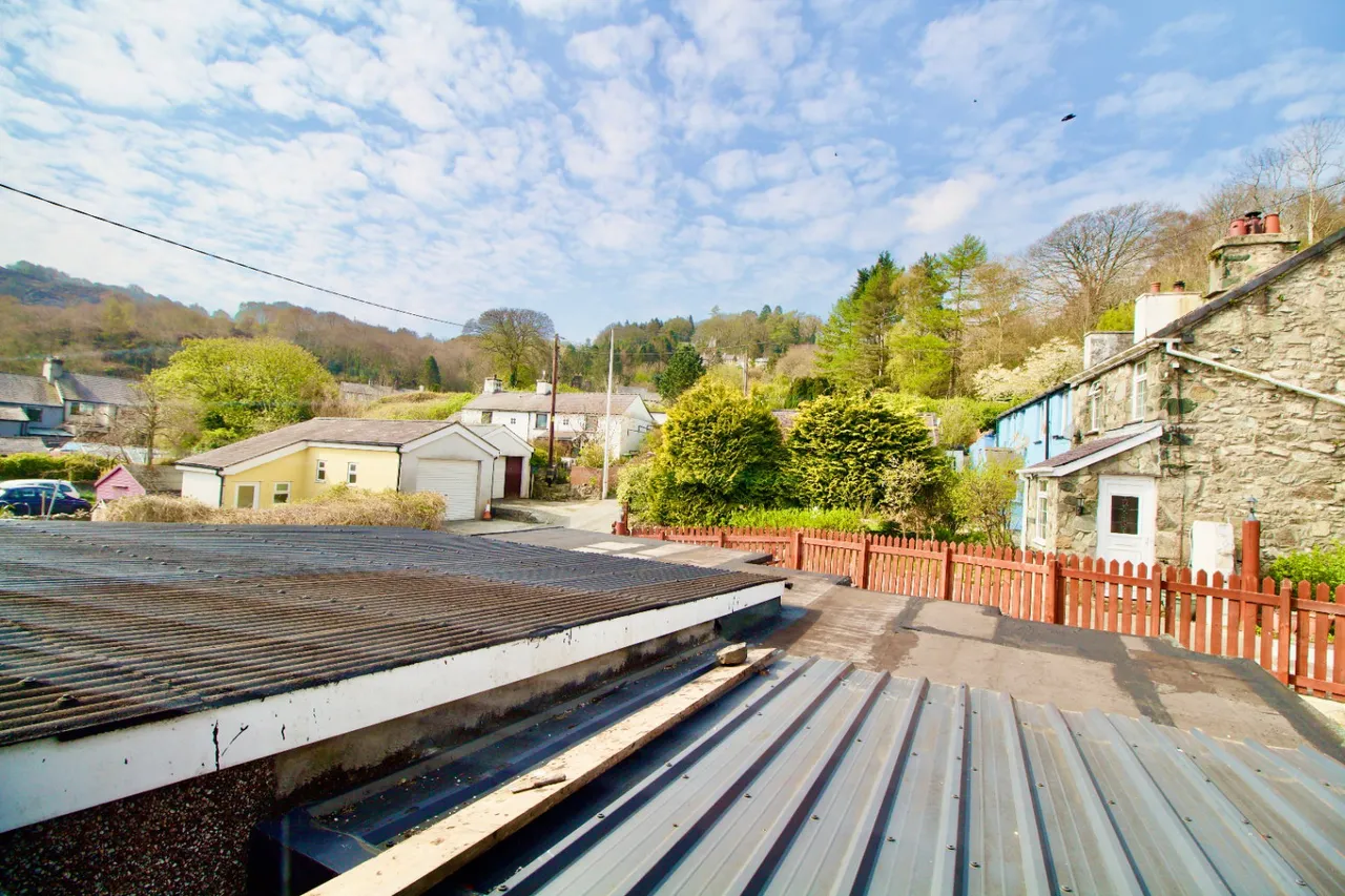 Former Gors Bach Bakery and House, Cwm Y Glo, photo 10