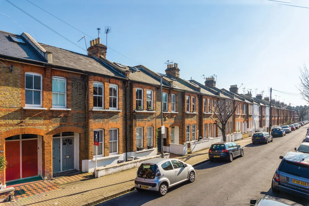 2 bed flat to rent — 77a Ingelow Road, London