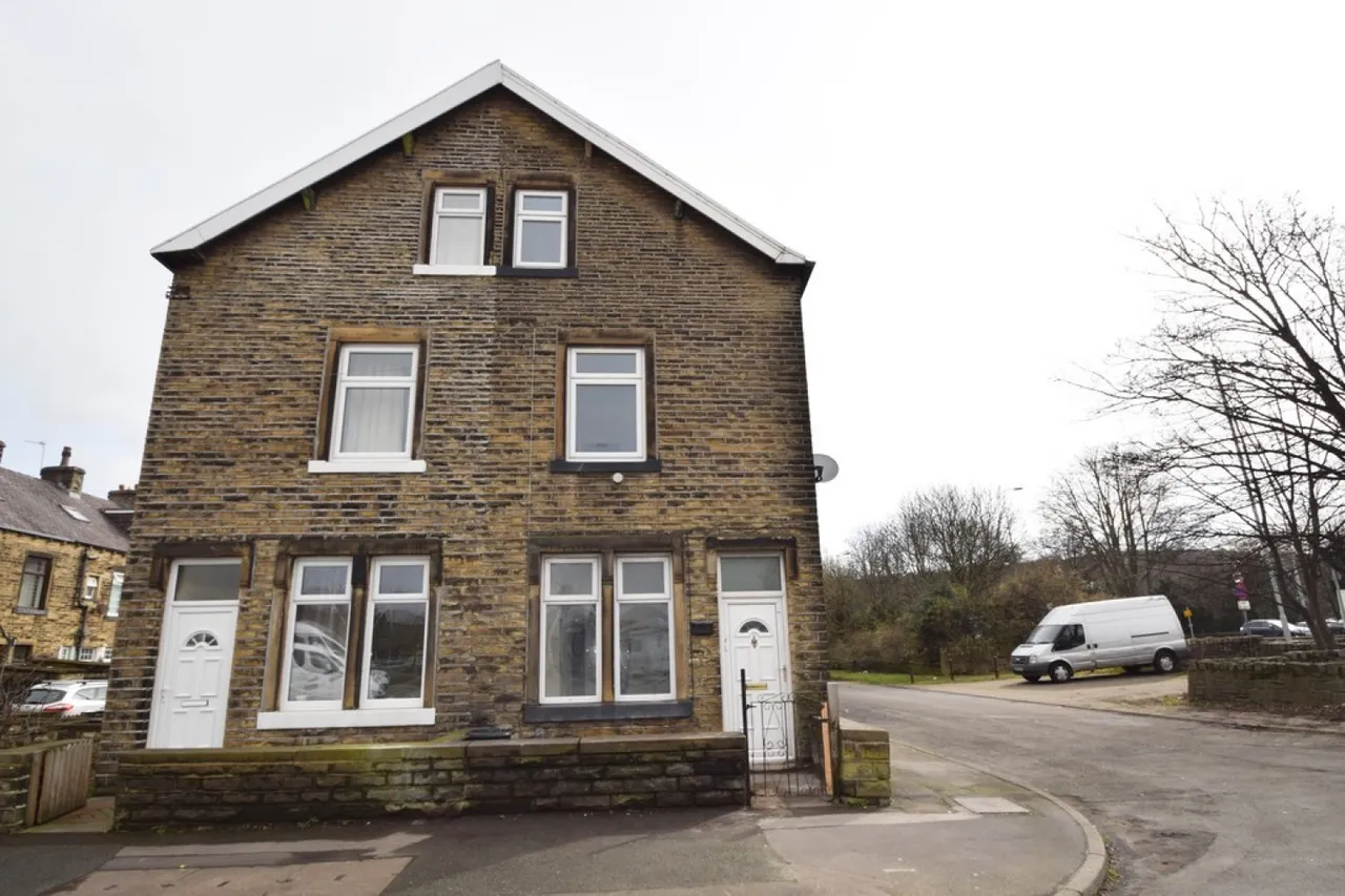 3 bed house to rent — Bradford Road, Keighley