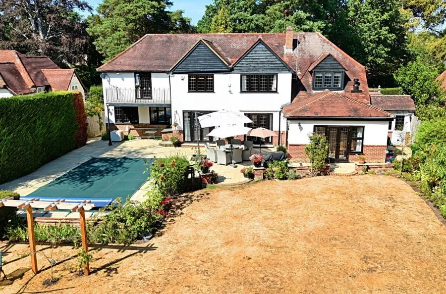6 bed house for sale, Hook Heath Avenue, Woking, GU22