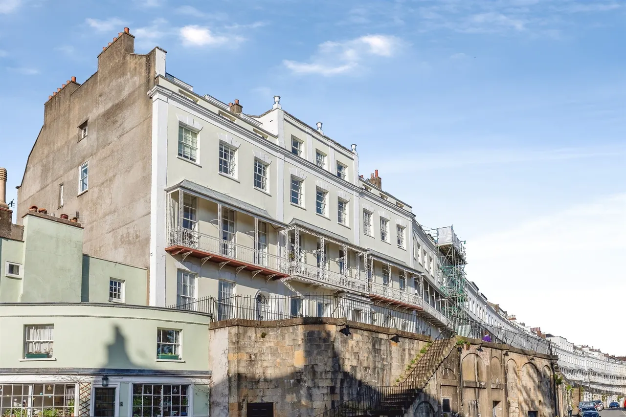 1 bed flat for sale — Royal York Crescent, Bristol