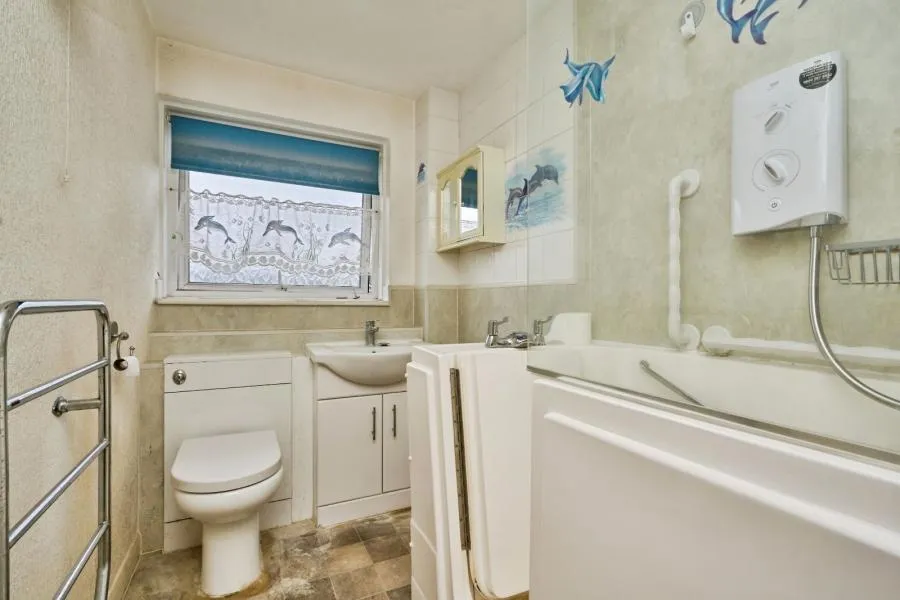 East Yar Road, Sandown, PO36, photo 10