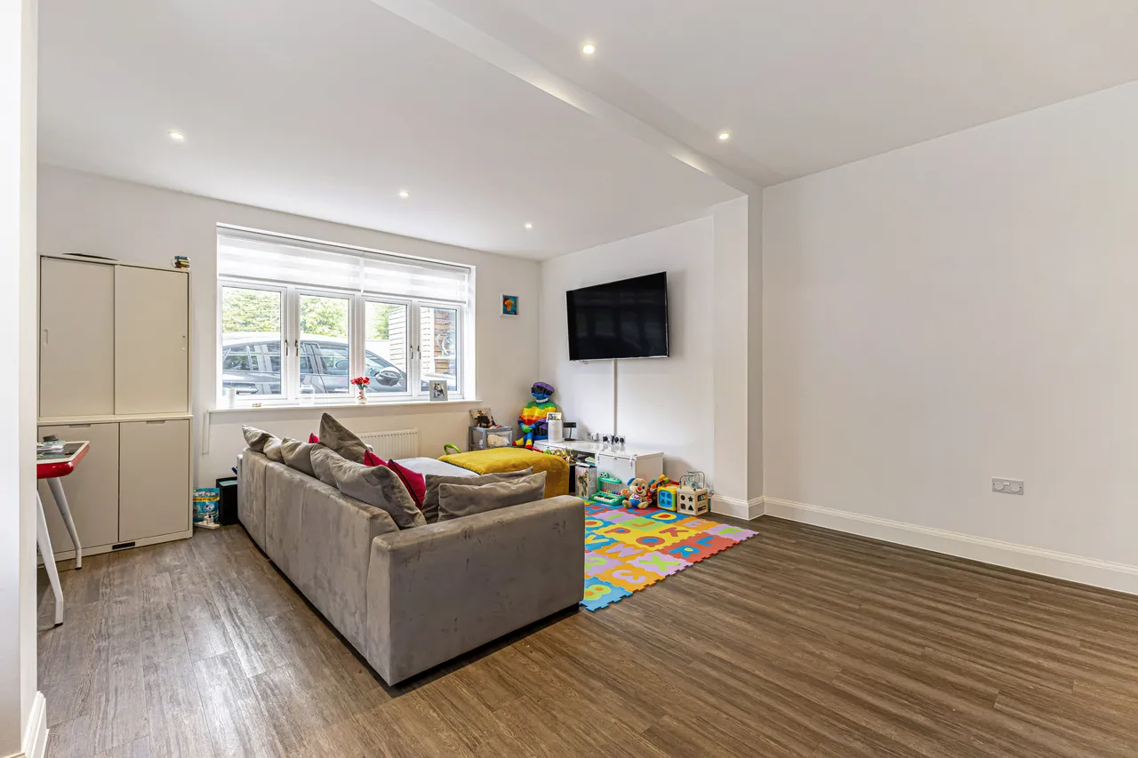 Pynnacles Close, Stanmore, HA7, photo 6