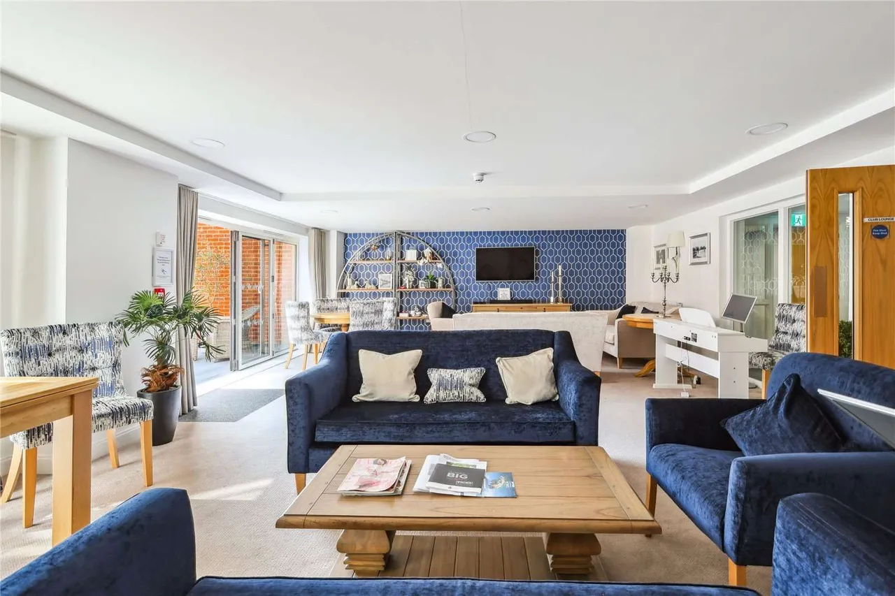 1 bed flat for sale — High Street, Cobham, Surrey, KT11 3EB