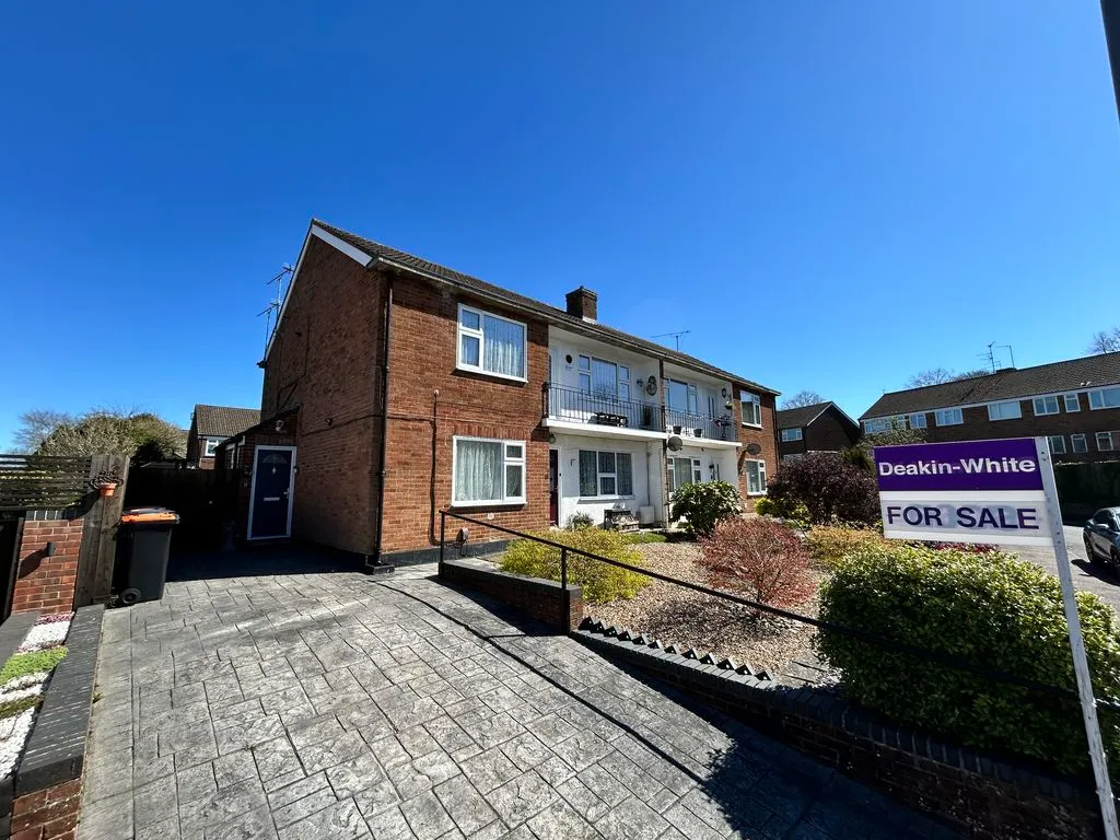 2 bed flat for sale — Oakwell Close, Dunstable LU6 2PY