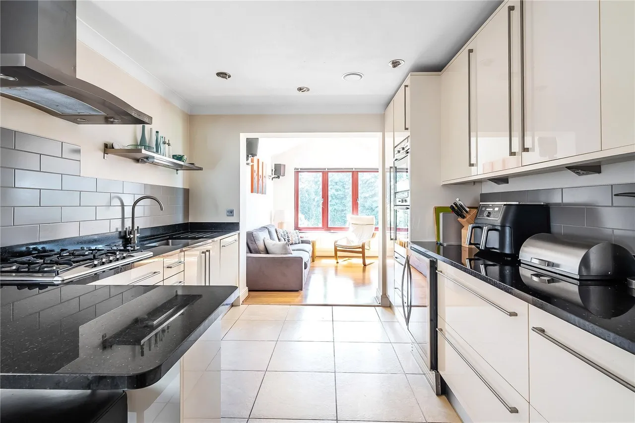 Raglan Road, Reigate, RH2, photo 2