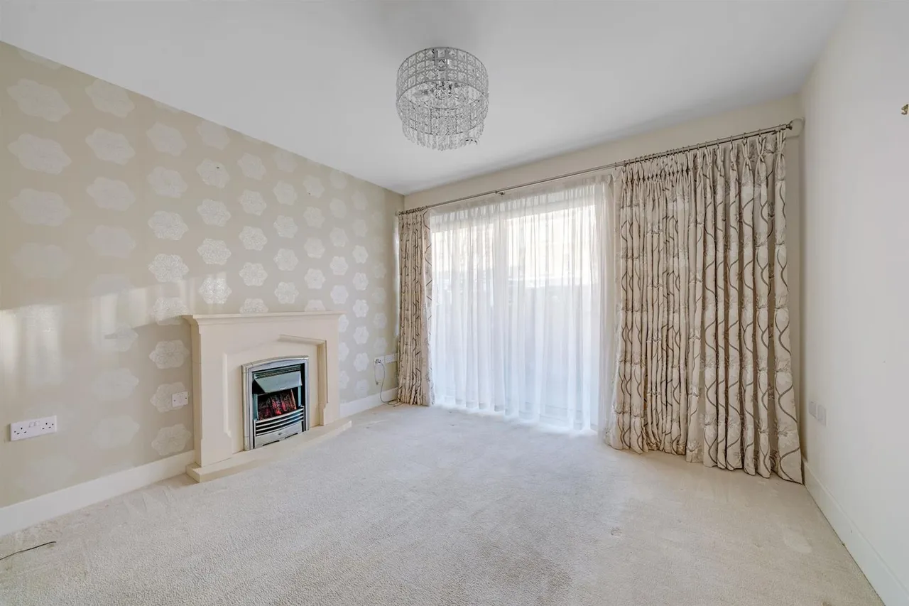 New Zealand Avenue, Walton-On-Thames, KT12, photo 13