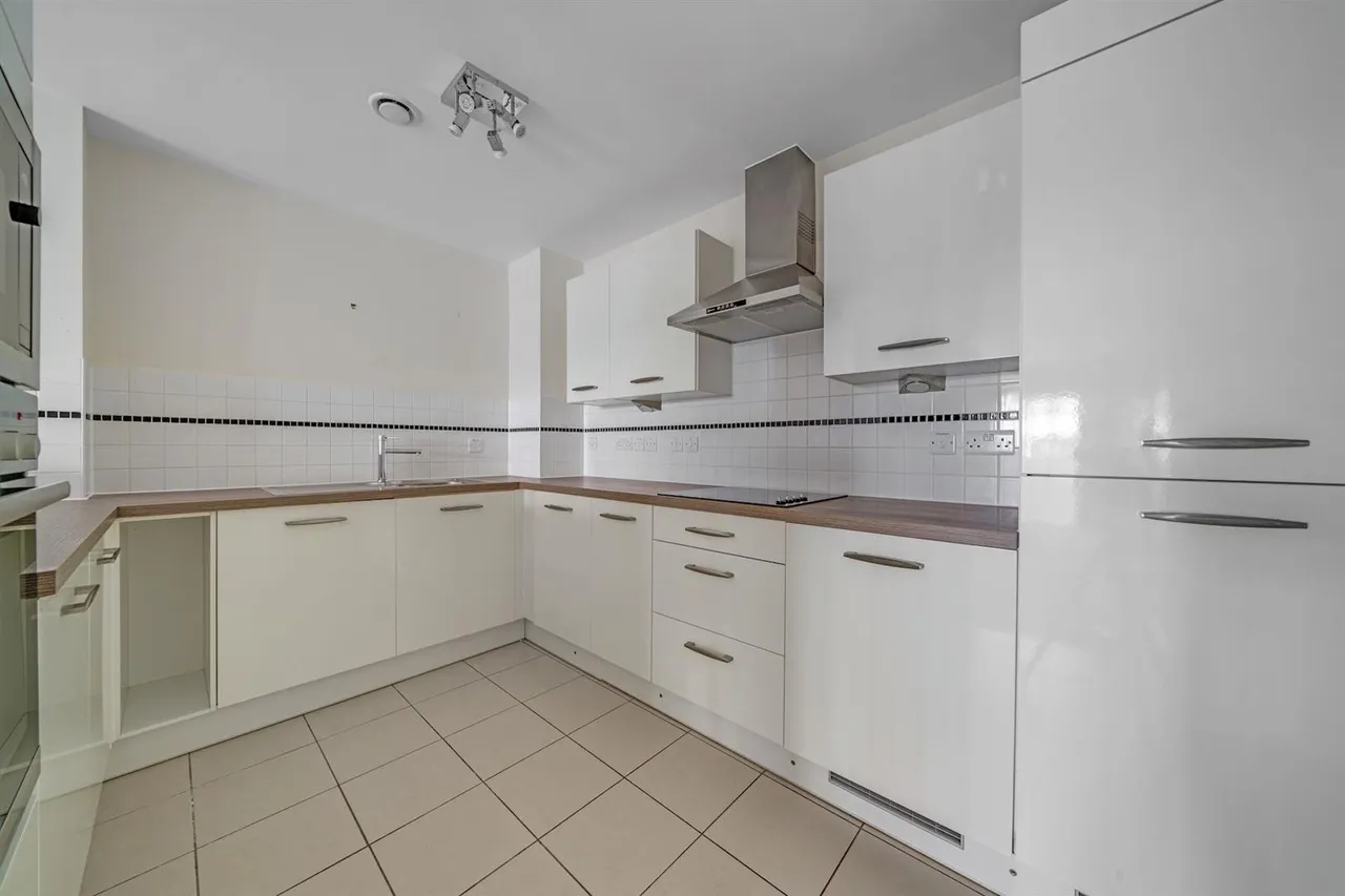 New Zealand Avenue, Walton-On-Thames, KT12, photo 3
