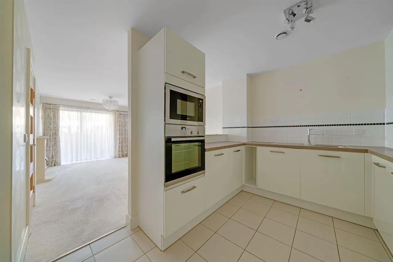New Zealand Avenue, Walton-On-Thames, KT12, photo 14