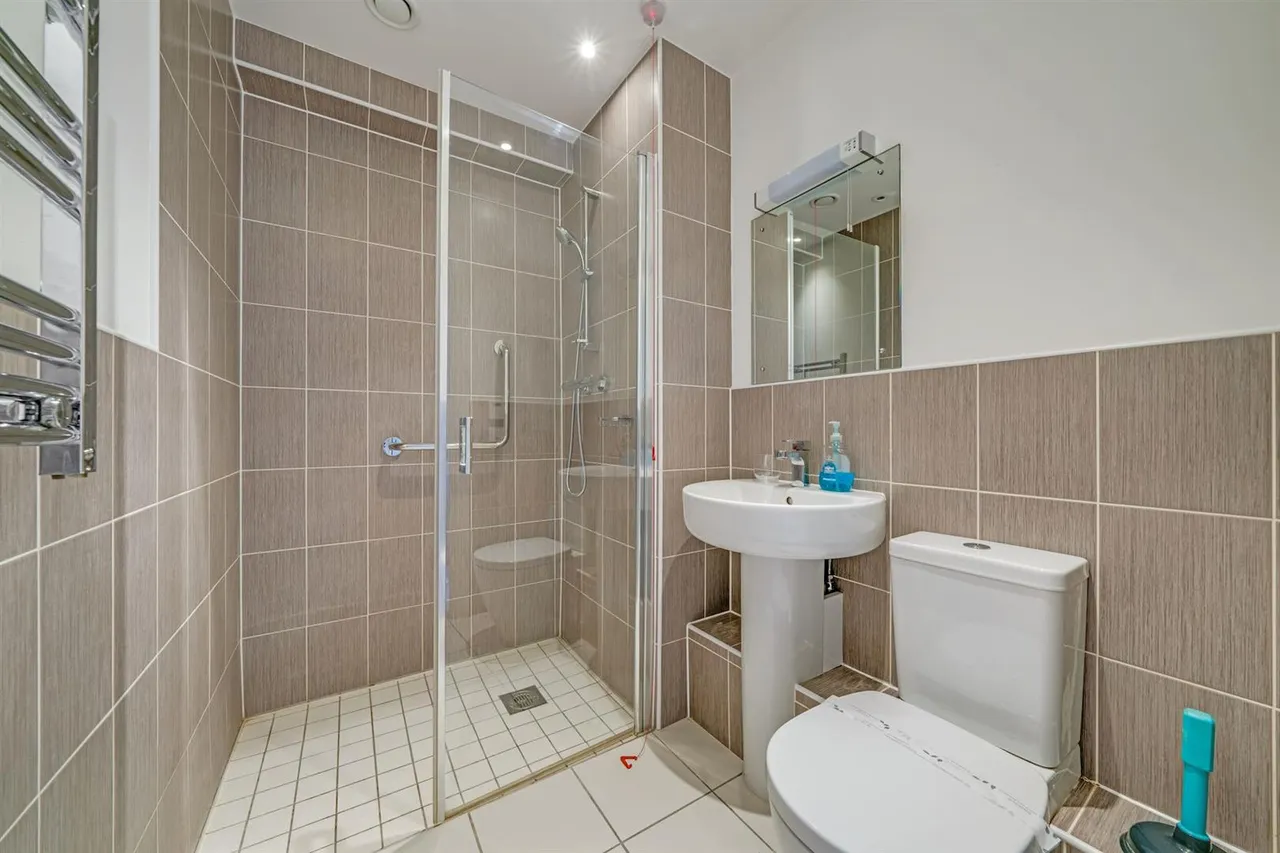 New Zealand Avenue, Walton-On-Thames, KT12, photo 9