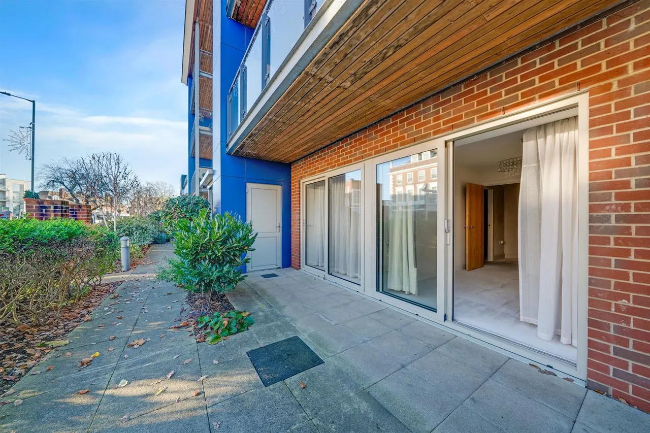 New Zealand Avenue, Walton-On-Thames, KT12, photo 6
