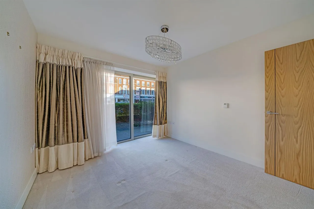 New Zealand Avenue, Walton-On-Thames, KT12, photo 11