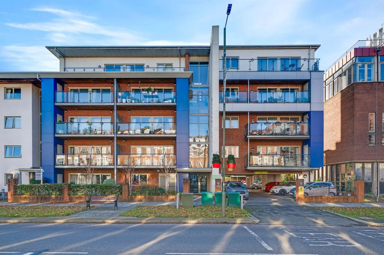 New Zealand Avenue, Walton-On-Thames, KT12, photo 4