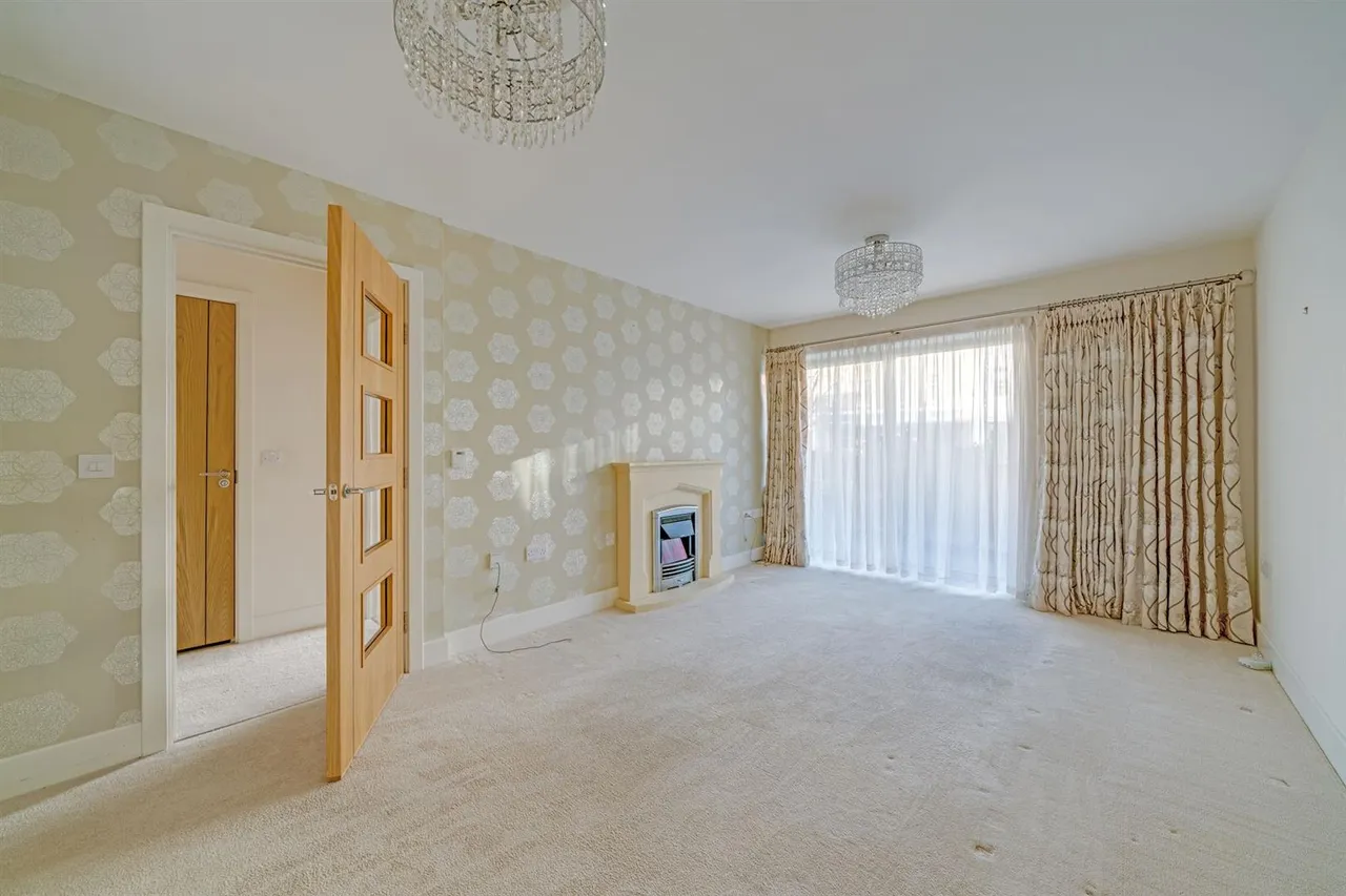 2 bed flat for sale, New Zealand Avenue, Walton-On-Thames, KT12