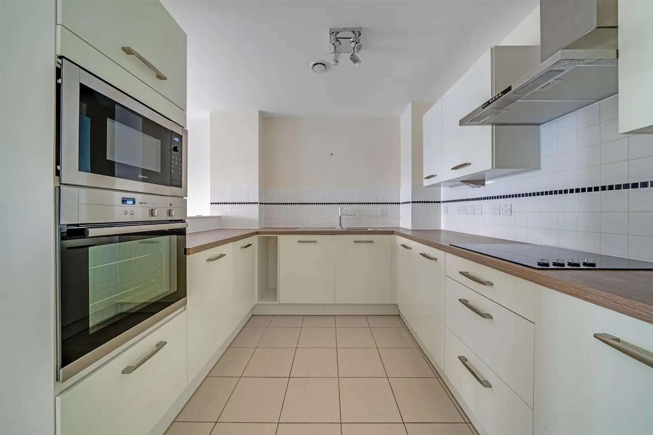 New Zealand Avenue, Walton-On-Thames, KT12, photo 5