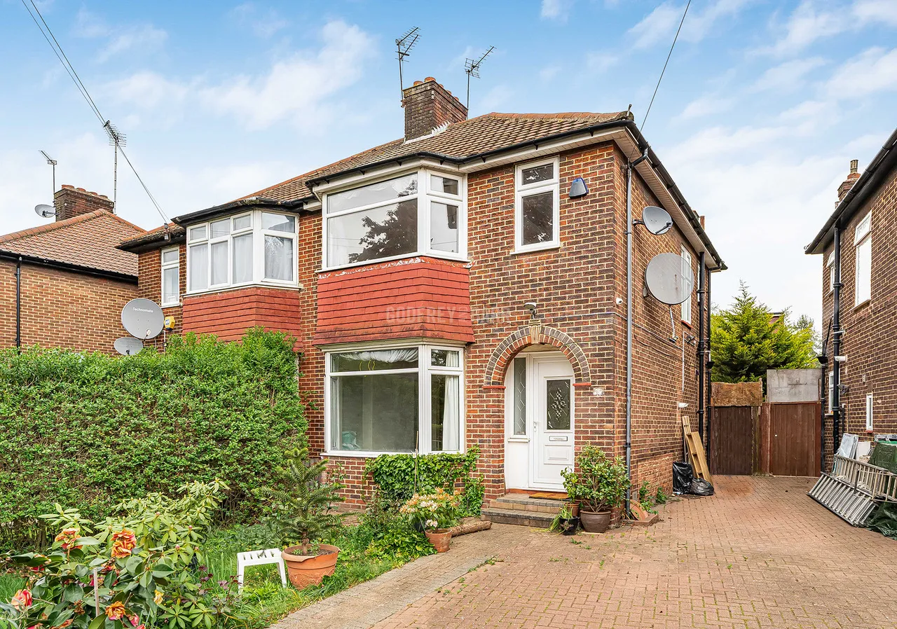 3 bed house for sale, Cheviot Gardens, Golders Green Estate, NW2