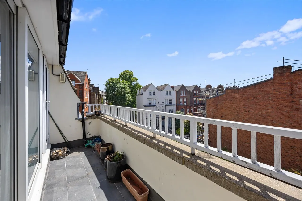 Broadhurst Gardens South Hampstead, London NW6 3QT, photo 2
