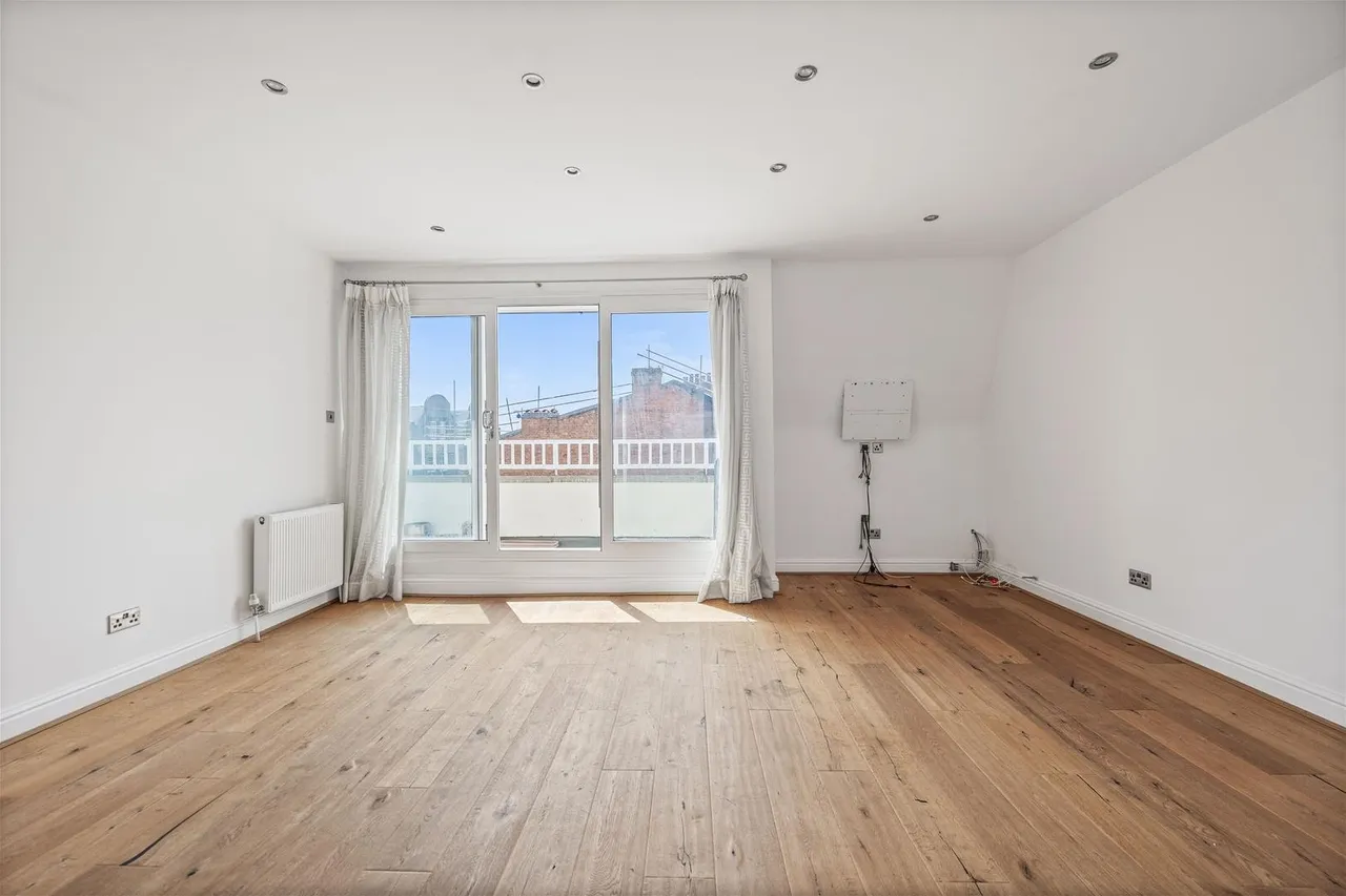 3 bed flat to rent — Broadhurst Gardens South Hampstead, London NW6 3QT