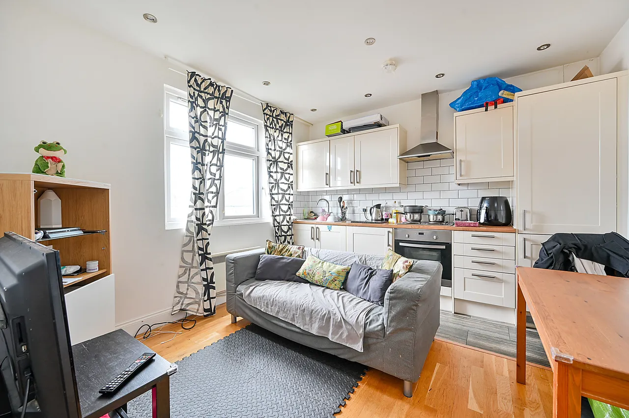 Flat 4, 60 Wesley Avenue, Park Royal, photo 3