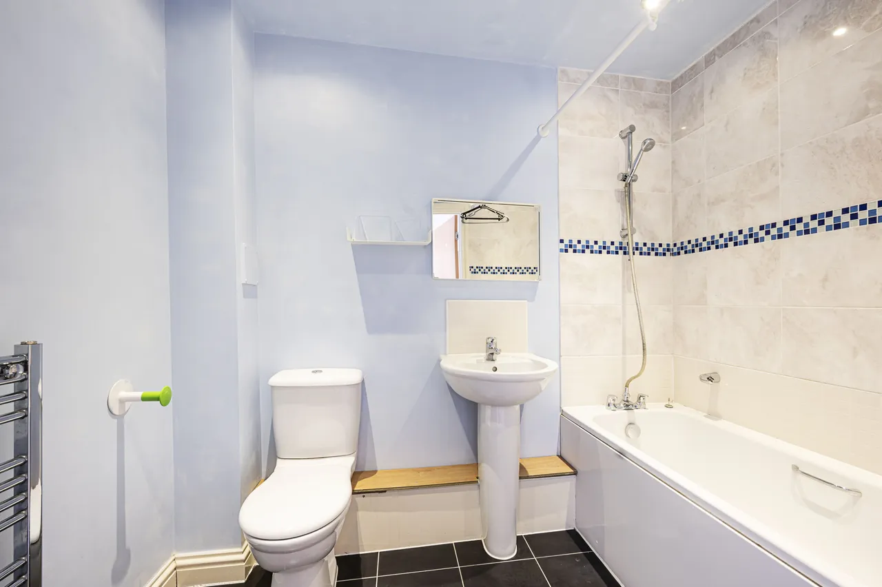 Flat 10, Felix Court, 11 Charcot Road, London, photo 4