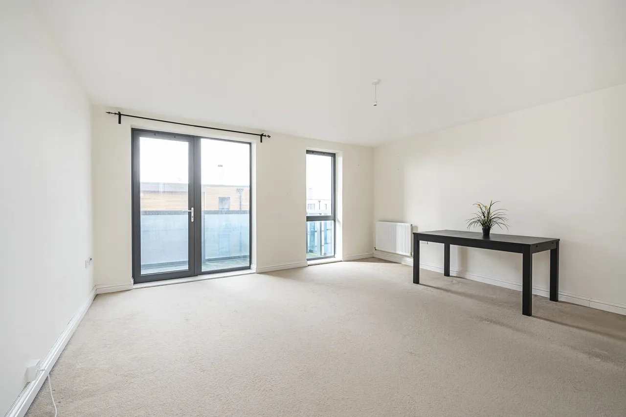 3 bed flat to rent — Flat 10, Felix Court, 11 Charcot Road, London