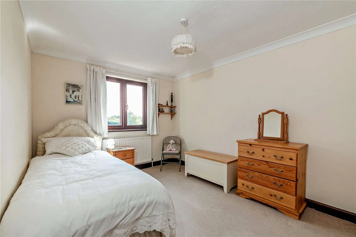 Harewood Drive, Cold Ash, RG18, photo 20