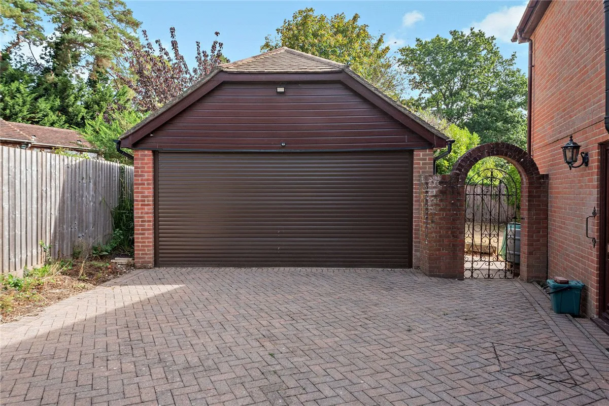 Harewood Drive, Cold Ash, RG18, photo 23