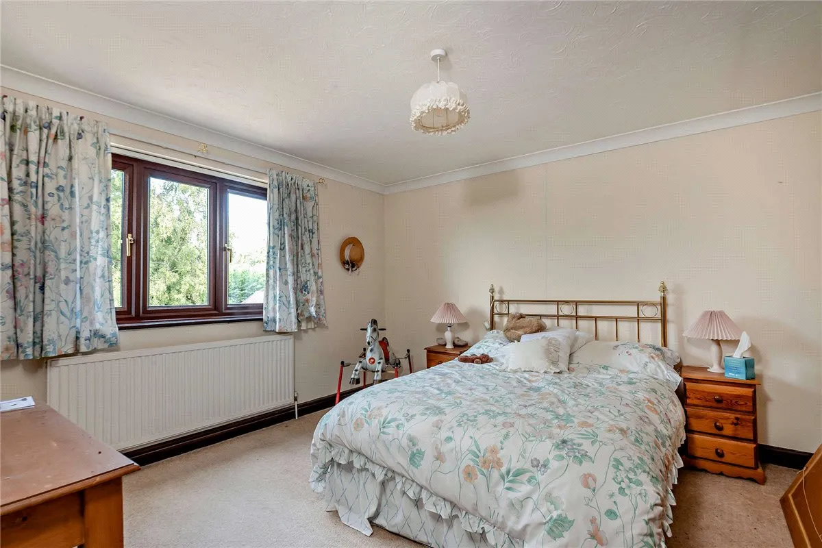 Harewood Drive, Cold Ash, RG18, photo 18