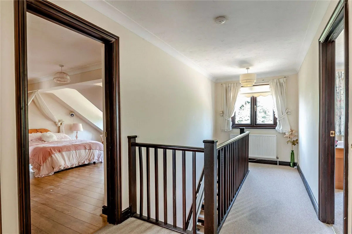 Harewood Drive, Cold Ash, RG18, photo 13