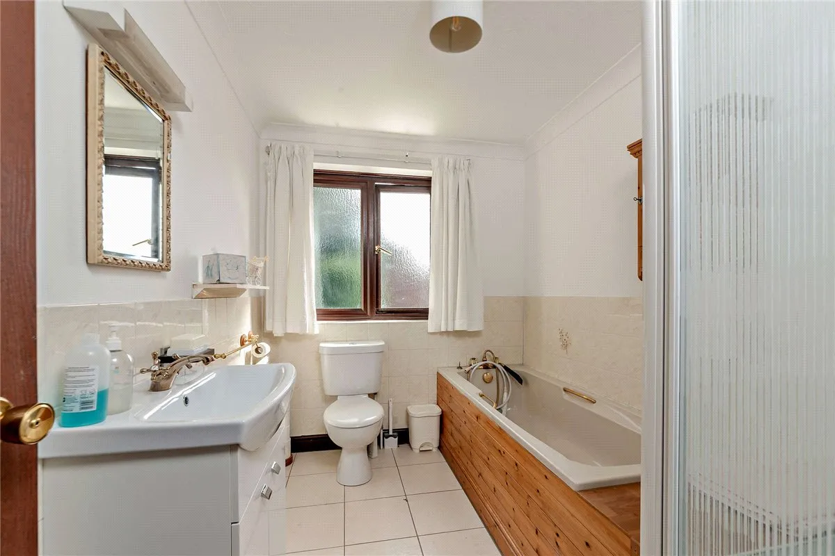 Harewood Drive, Cold Ash, RG18, photo 19