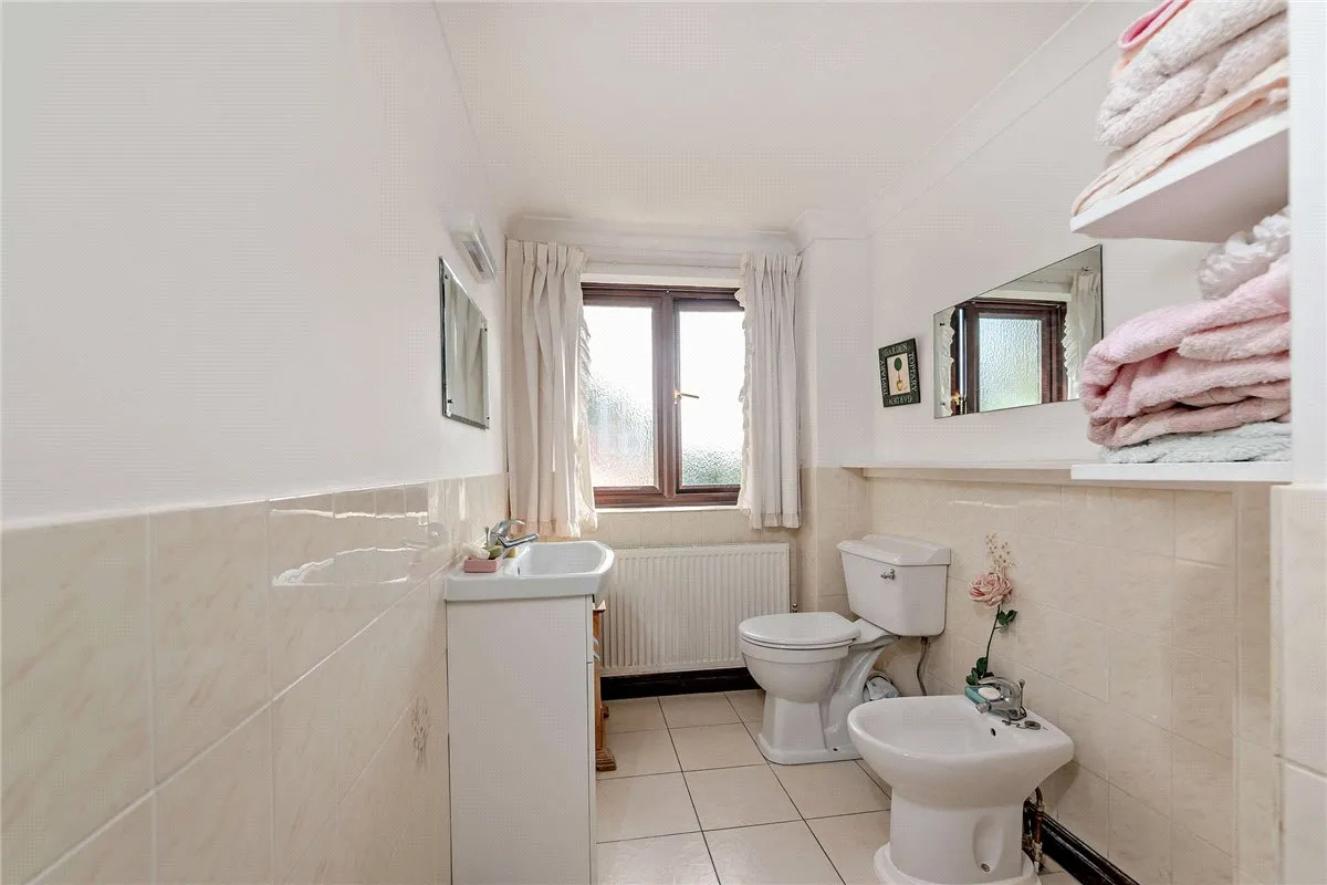 Harewood Drive, Cold Ash, RG18, photo 16
