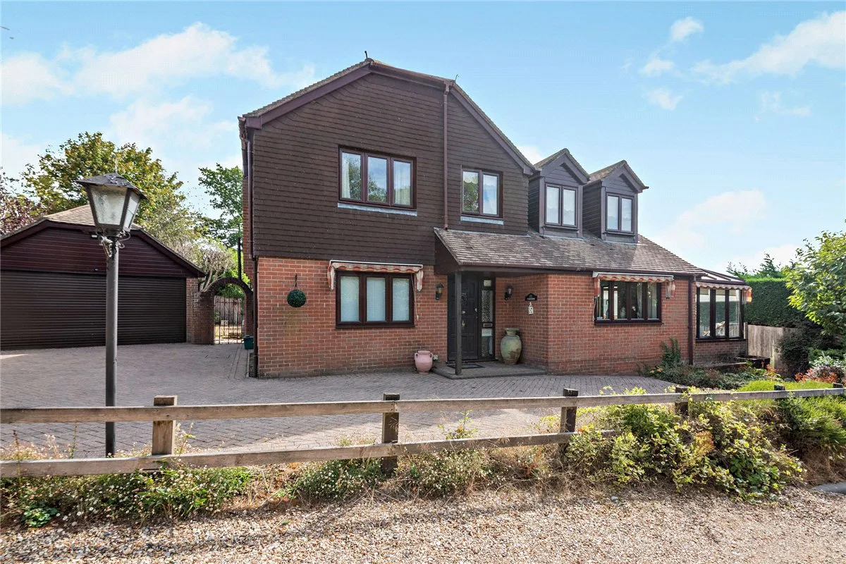 4 bed house for sale, Harewood Drive, Cold Ash, RG18