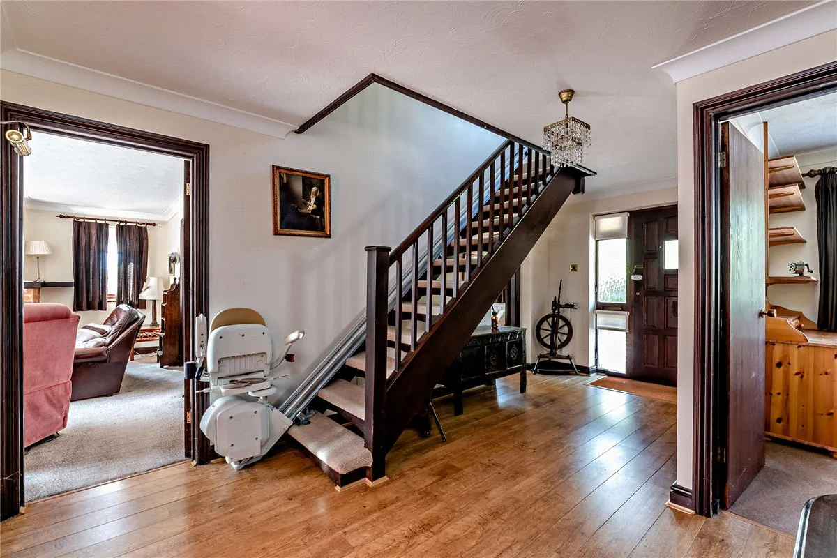 Harewood Drive, Cold Ash, RG18, photo 2