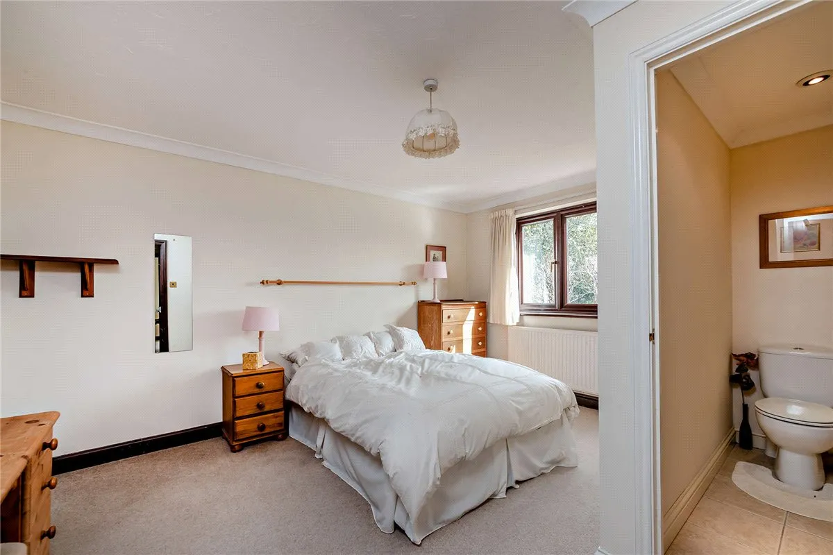 Harewood Drive, Cold Ash, RG18, photo 17