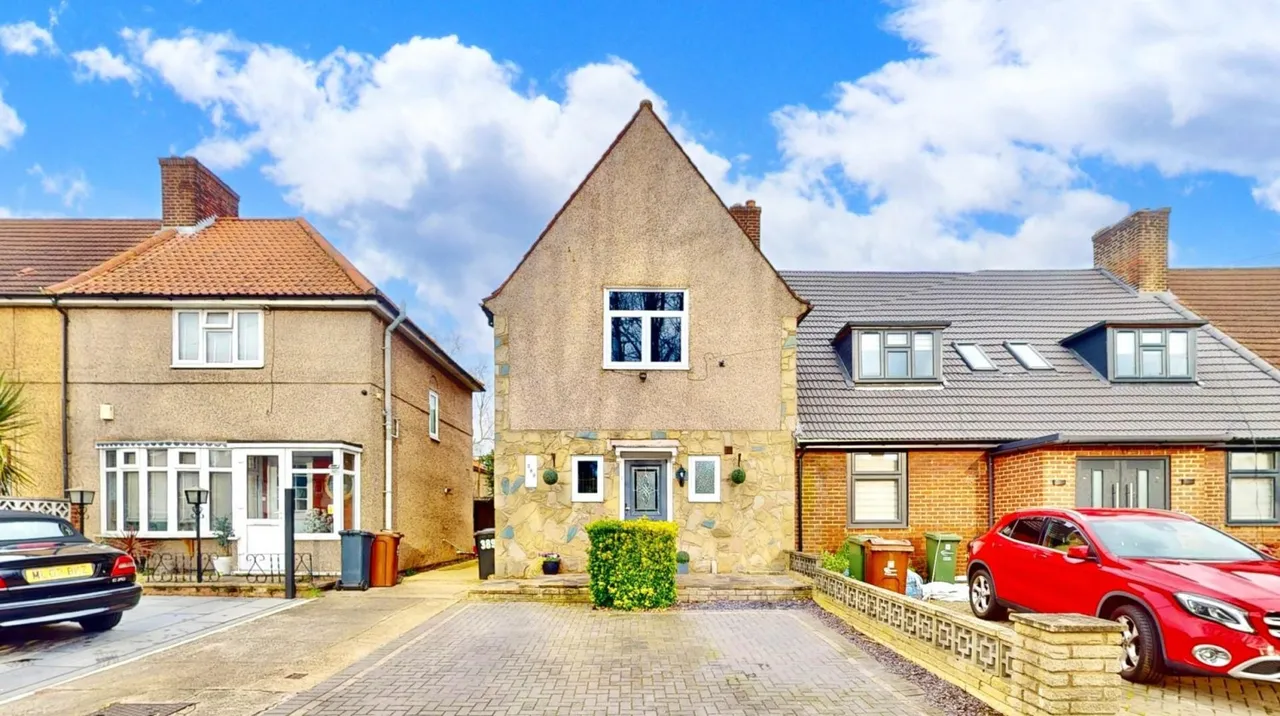 3 bed house for sale — Valence Avenue, Dagenham, RM8