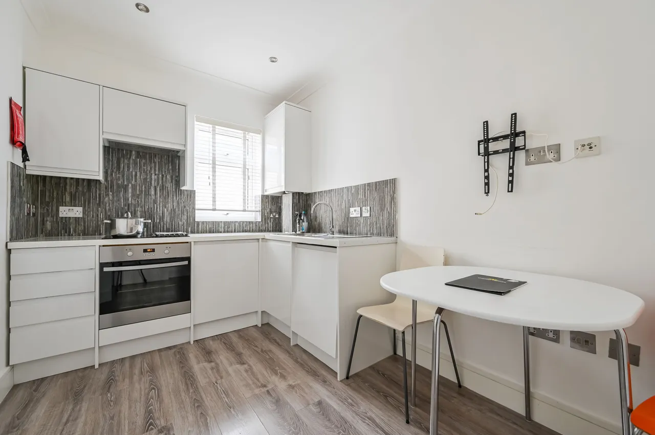 1 bed flat to rent — Flat C1, 10 High Road, London