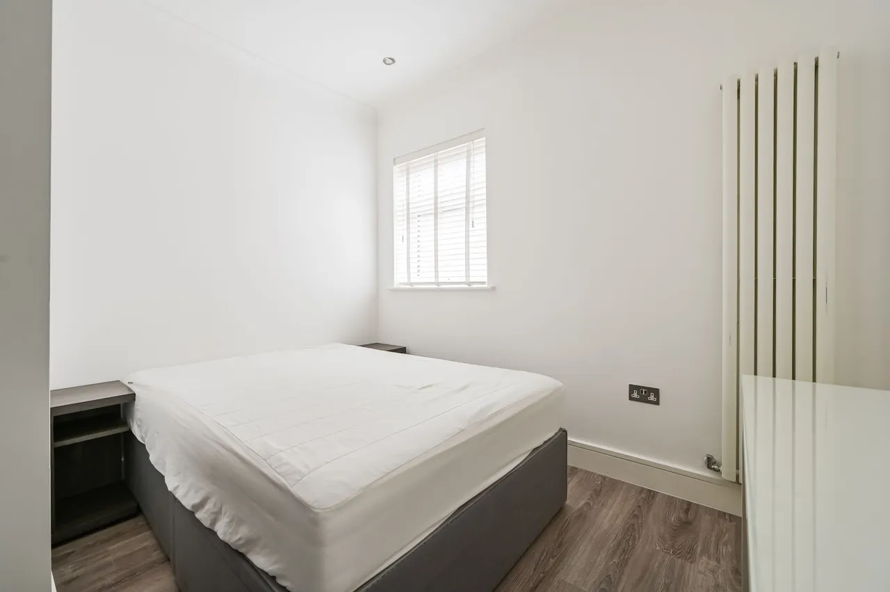 Flat C1, 10 High Road, London, photo 2