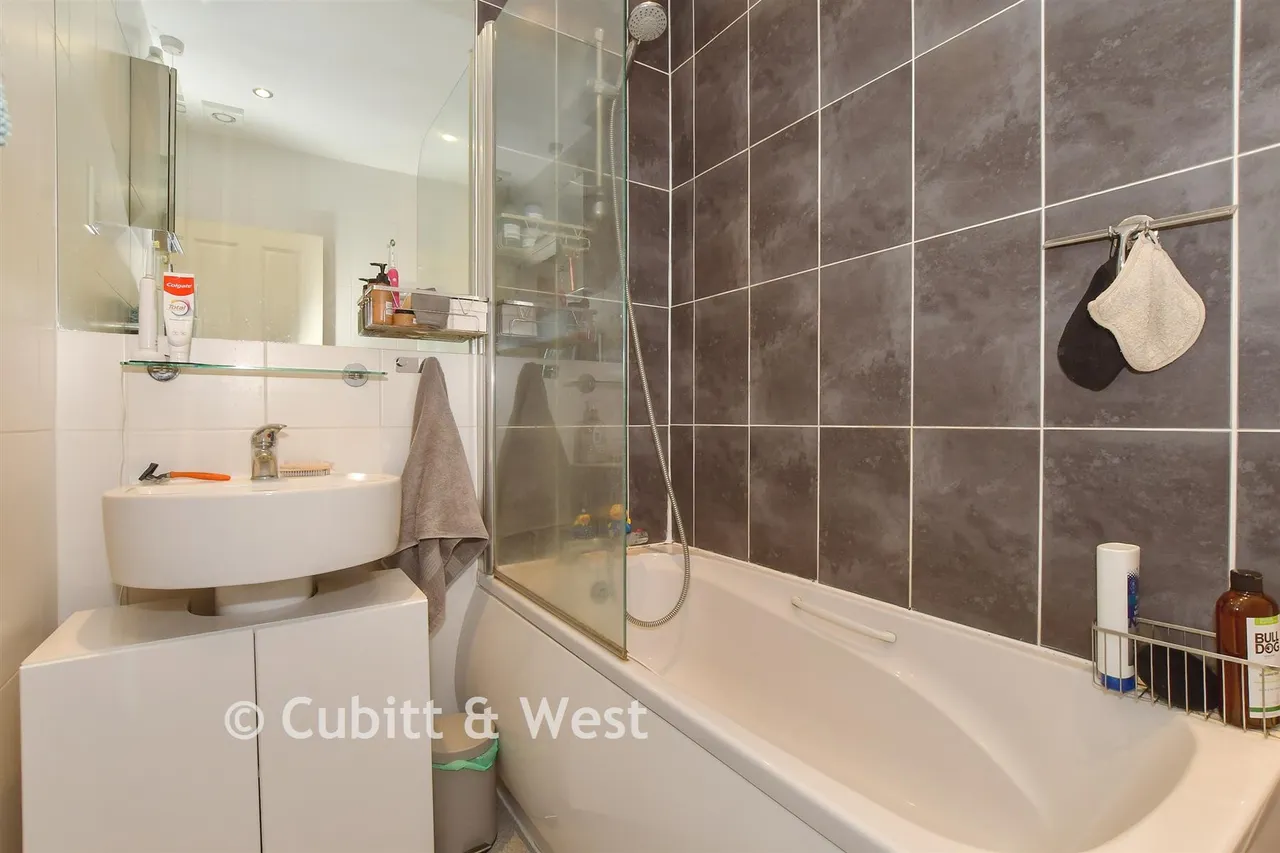 Ifield Road, West Green, RH11, photo 12