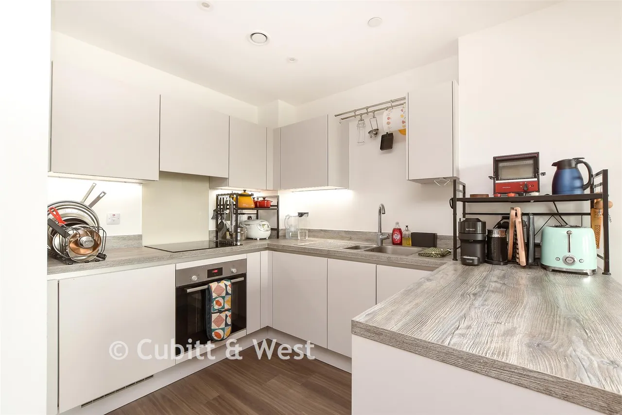 Marketfield Way, Redhill, RH1, photo 3