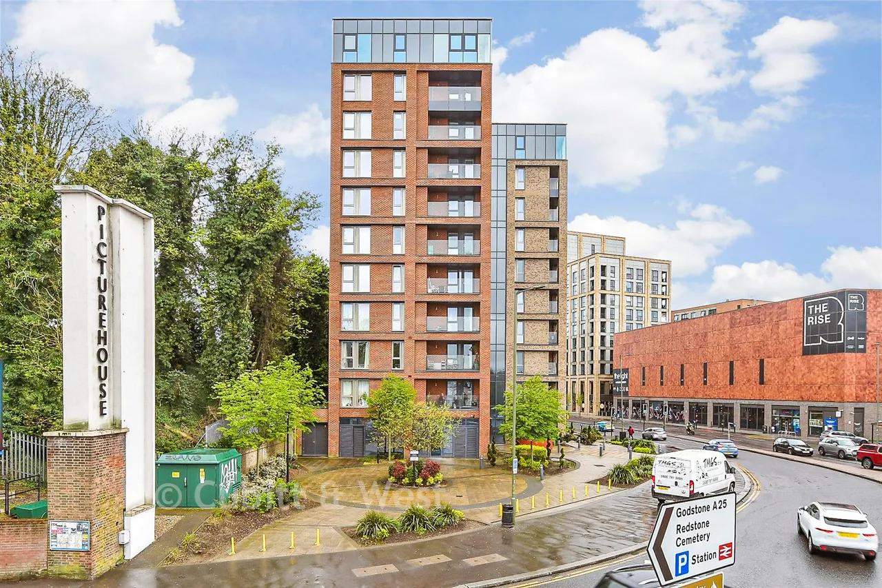 Marketfield Way, Redhill, RH1, photo 2