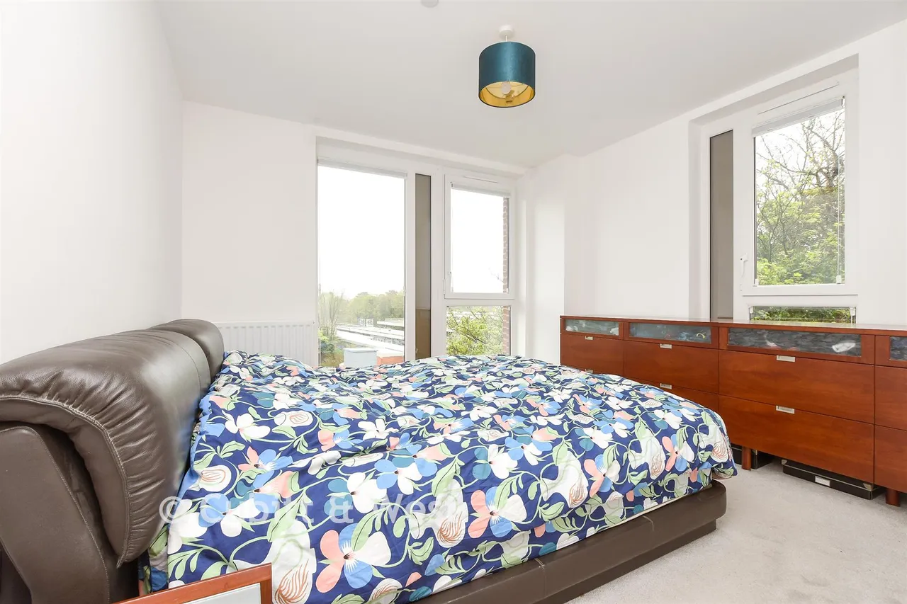 Marketfield Way, Redhill, RH1, photo 9
