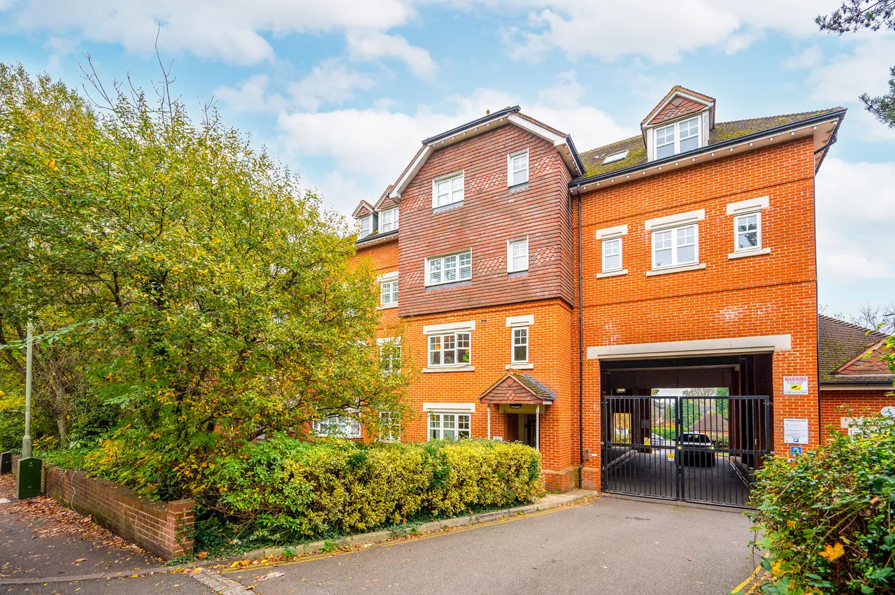 2 bed flat for sale — 19 Abingdon Court, 9 Heathside Road, Woking