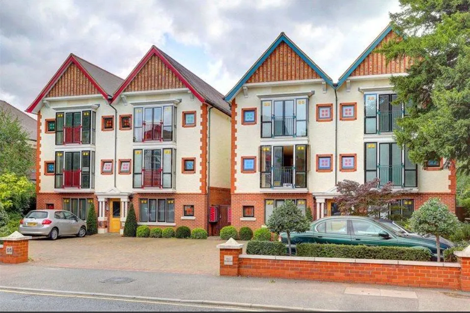 2 bed flat for sale, Coombe Road, New Malden